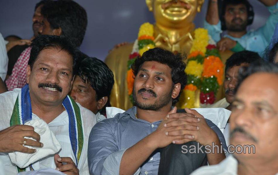 YS Jagan Mohan Reddy kickstarts Rythu deeksha in guntur - Sakshi10