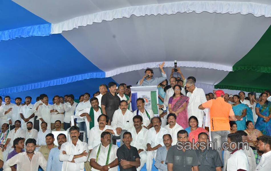 YS Jagan Mohan Reddy kickstarts Rythu deeksha in guntur - Sakshi12