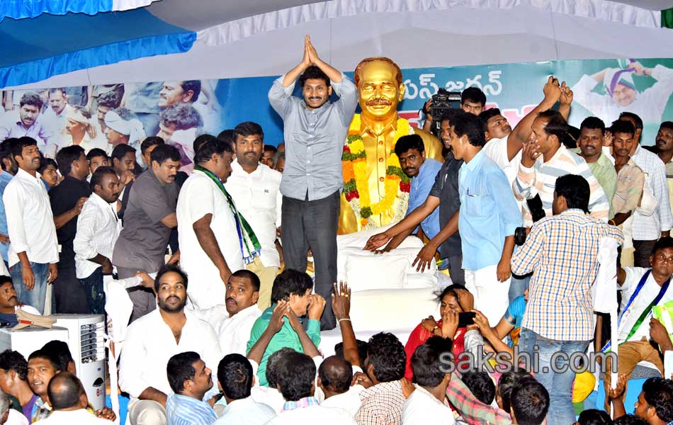 YS Jagan Mohan Reddy kickstarts Rythu deeksha in guntur - Sakshi16