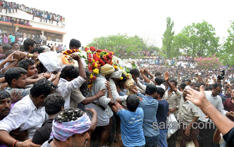 ys jagan attend cherukulapadu narayana reddy funeral - Sakshi15