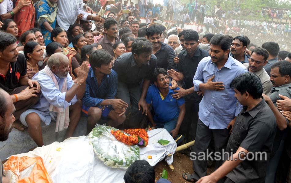 ys jagan attend cherukulapadu narayana reddy funeral - Sakshi17