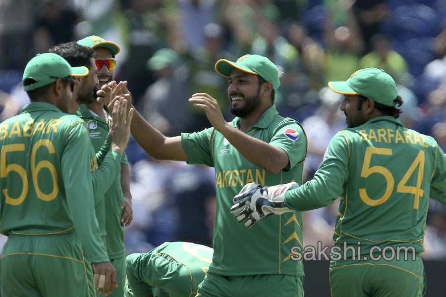 Pakistan stun England to win by 8 wickets and reach final1