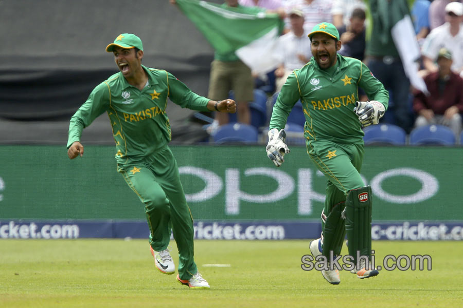 Pakistan stun England to win by 8 wickets and reach final3