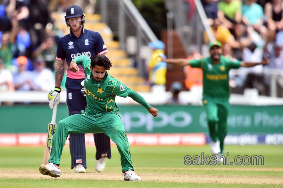 Pakistan stun England to win by 8 wickets and reach final8