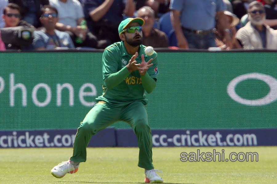 Pakistan stun England to win by 8 wickets and reach final15