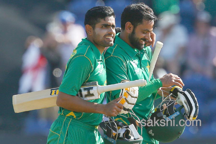 Pakistan stun England to win by 8 wickets and reach final19