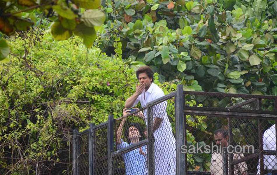 shahrukh Khan Wishes Ramadan 2017 At His Residence8