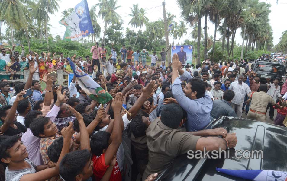 ys jagan mohan reddy visits garagaparru - Sakshi4