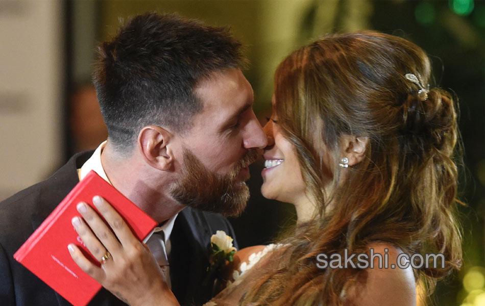 Lionel Messi marries his childhood sweetheart in a ceremony2