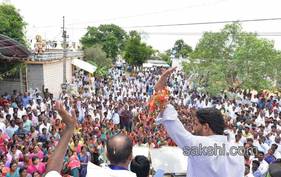 Third day YS jagan mohan reddy road show - Sakshi4