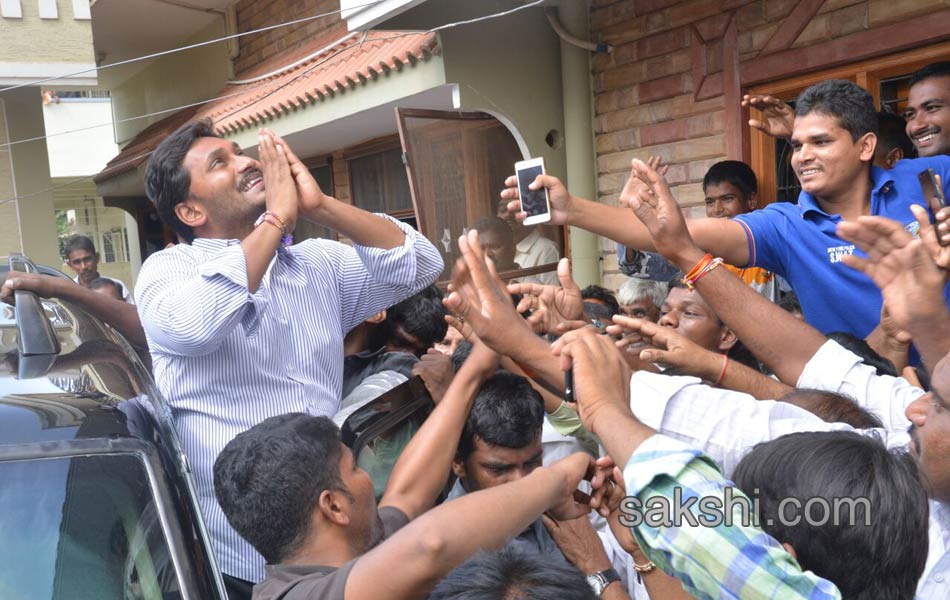 Third day YS jagan mohan reddy road show - Sakshi7