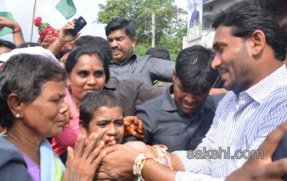 Third day YS jagan mohan reddy road show - Sakshi9