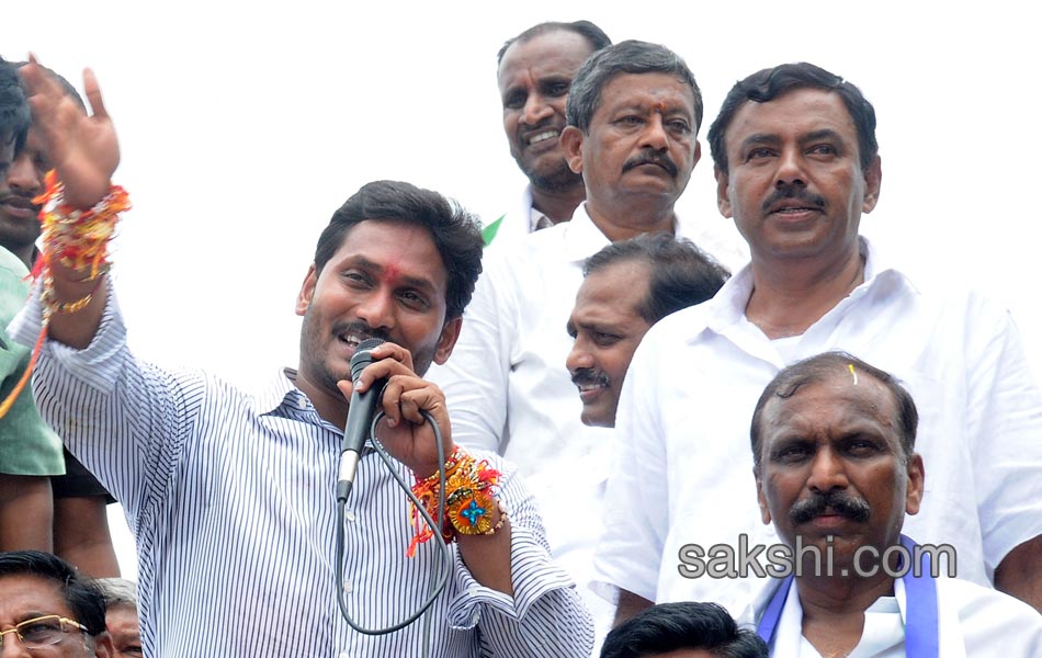 Third day YS jagan mohan reddy road show - Sakshi19