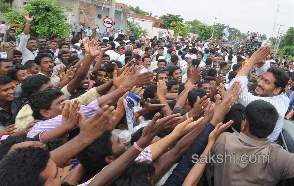 Third day YS jagan mohan reddy road show - Sakshi20