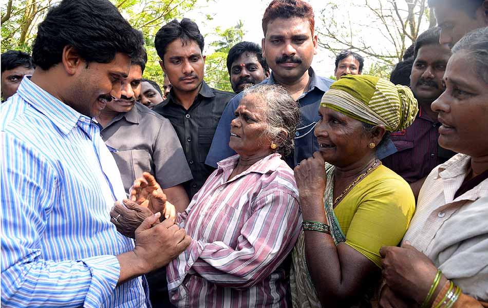 YS Jagan tour of helen cyclone affected areas - Sakshi4