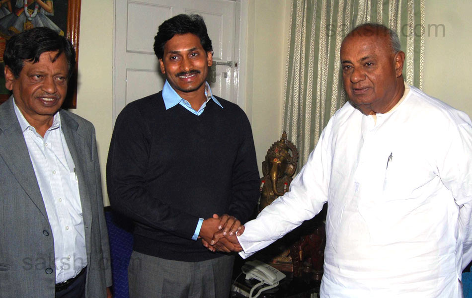 YS Jagan meets Deve Gowda - Sakshi2