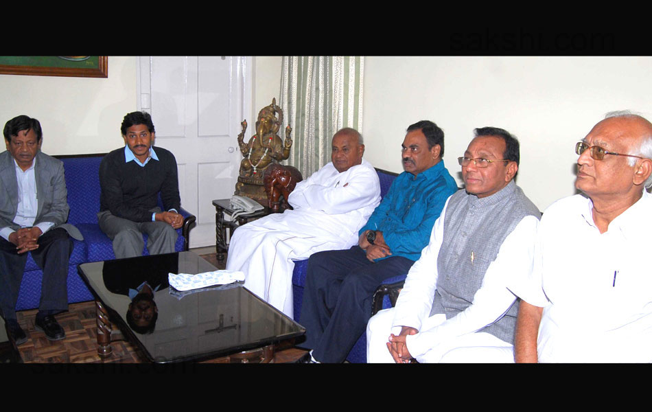 YS Jagan meets Deve Gowda - Sakshi3