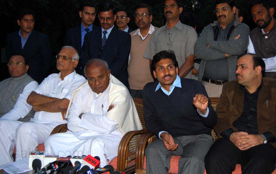 YS Jagan meets Deve Gowda - Sakshi9