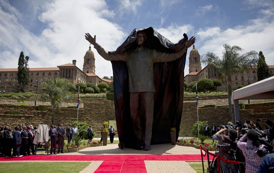 Nelson Mandela buried in the rolling hills of South Africa29