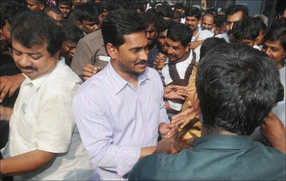 jagan  Consoles Train Accident Victims - Sakshi3