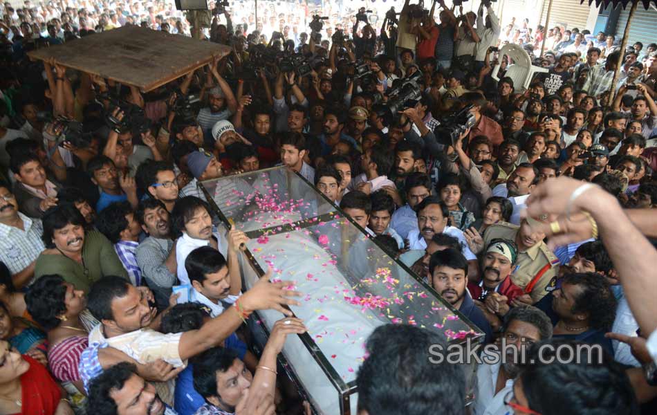 Celebrities and fans pay tributes to Uday Kiran3