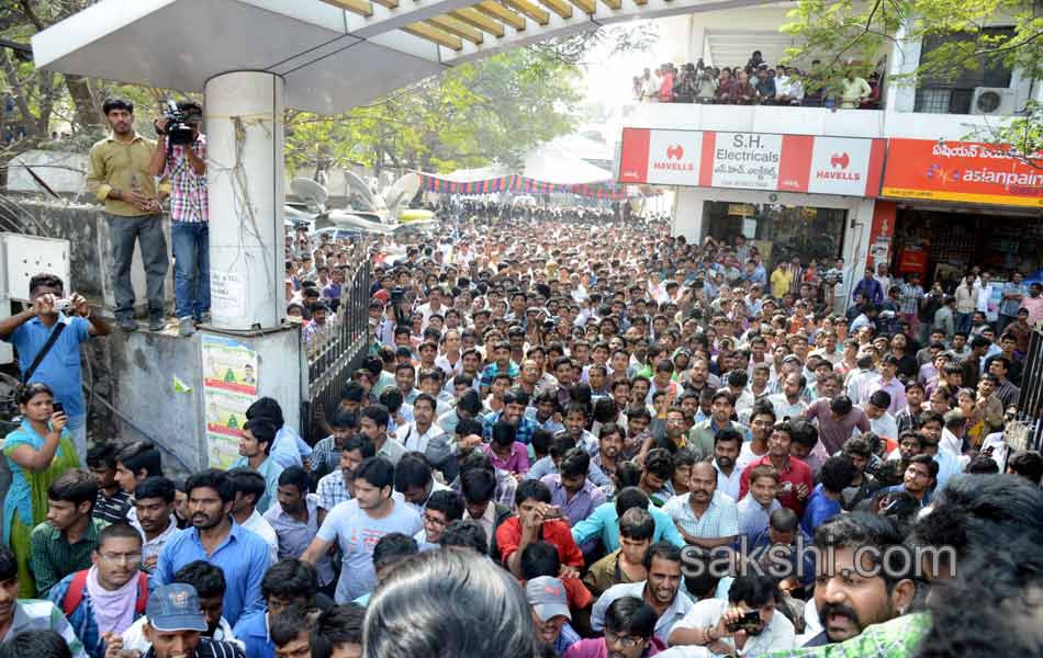 Celebrities and fans pay tributes to Uday Kiran38