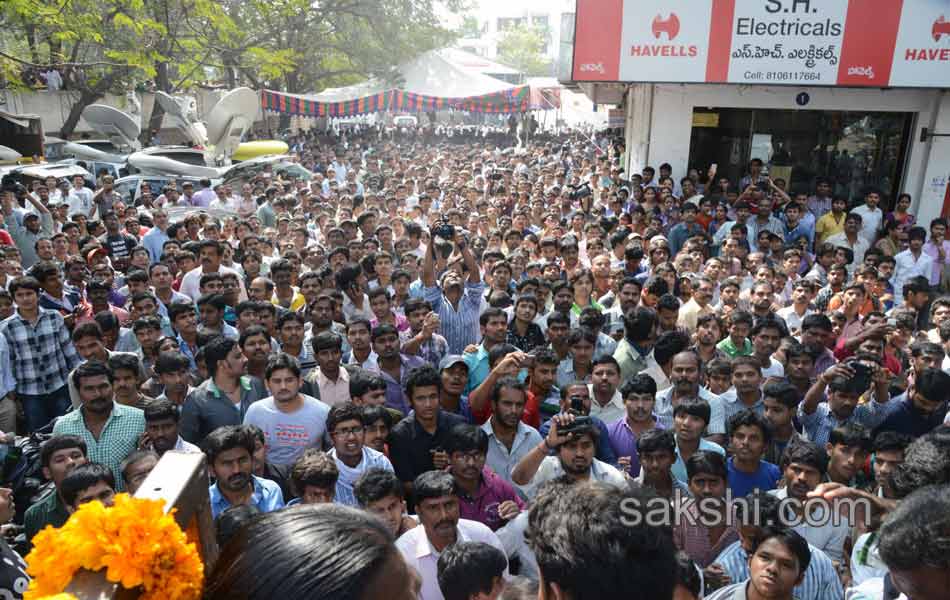 Celebrities and fans pay tributes to Uday Kiran39