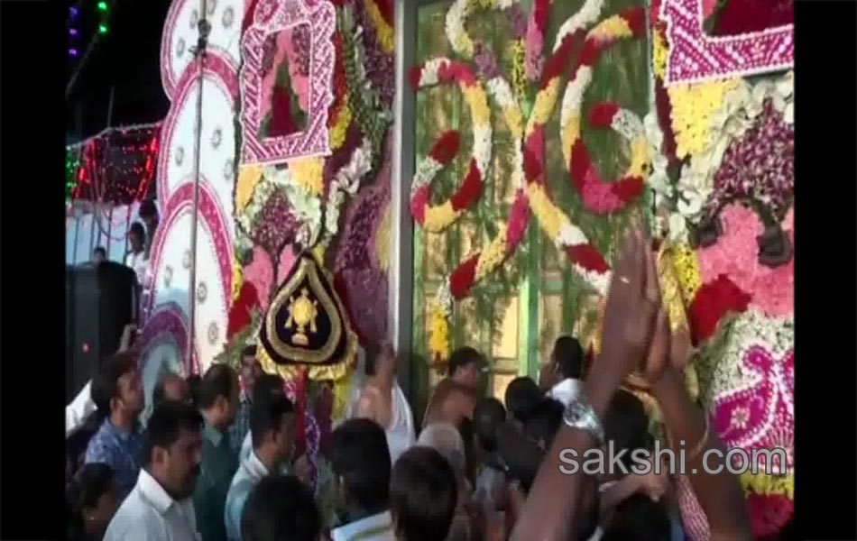 andhra pradesh devotees throng temples on vaikunta ekadasi2