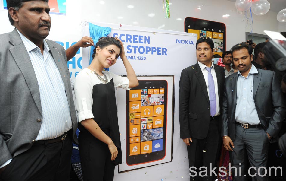 Samantha releases Nokia Lumia 1320 in Big C at Ameerpet4