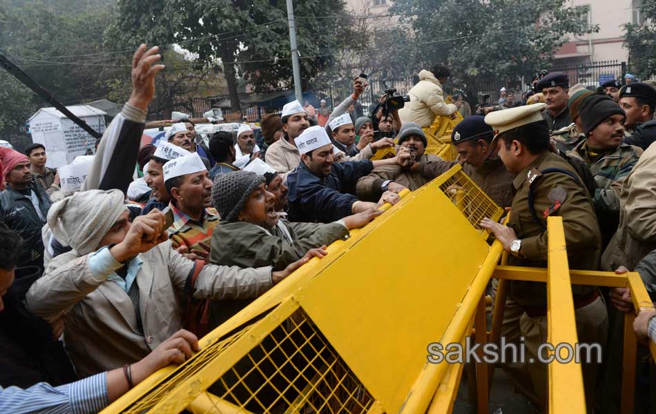 Arvind Kejriwal protests outside Rail Bhawan against Delhi Police - Sakshi5