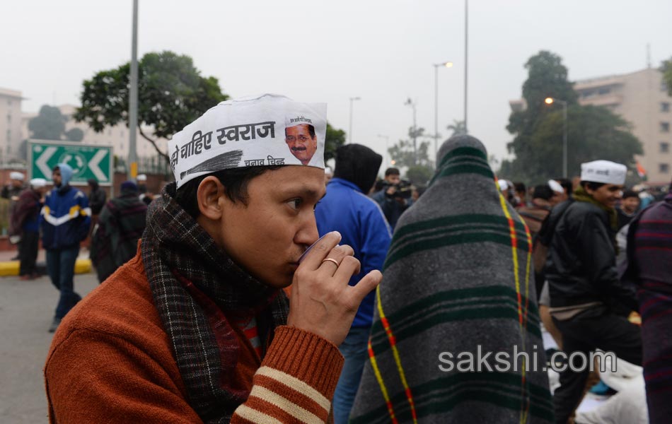 Arvind Kejriwal protests outside Rail Bhawan against Delhi Police - Sakshi6