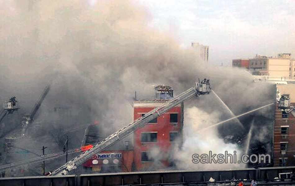 Heavy Explosion and Building Collapse in New York - Sakshi4