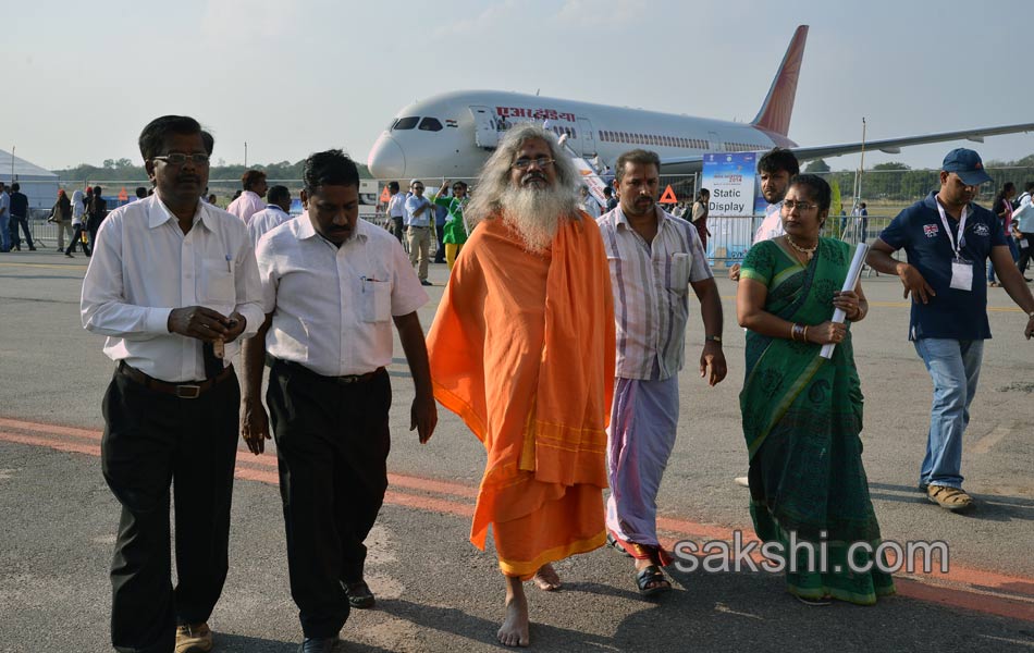 Students in Aviation Show18