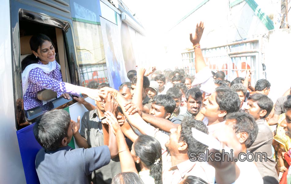 Sharmila s YSR Janabheri at Sullurpet - Sakshi3