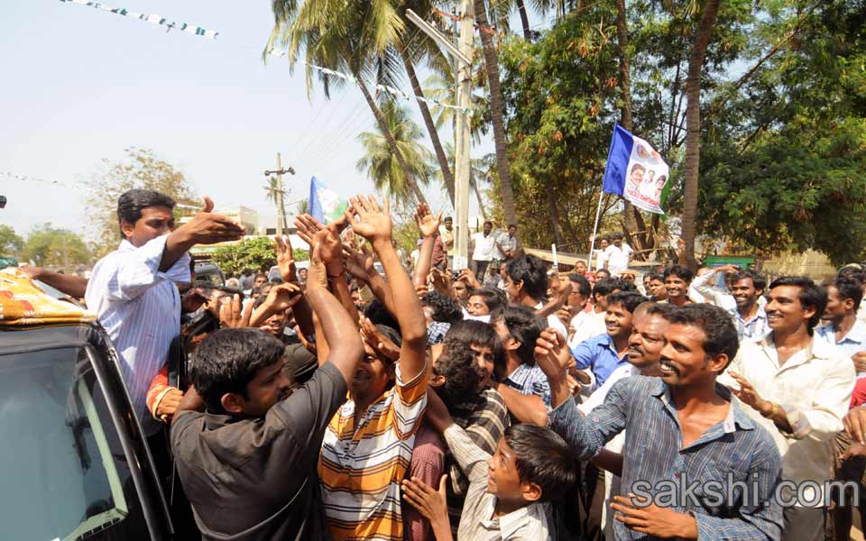 ys jagan mohan reddy  janapatham in east godavari - Sakshi5