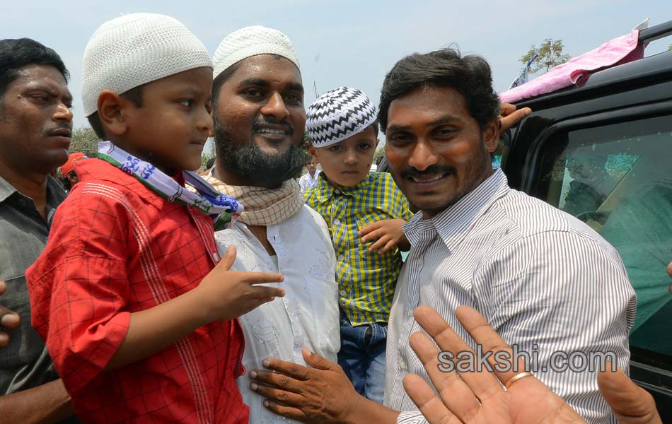 Jagan s Janapatham at Guntur District - Sakshi6