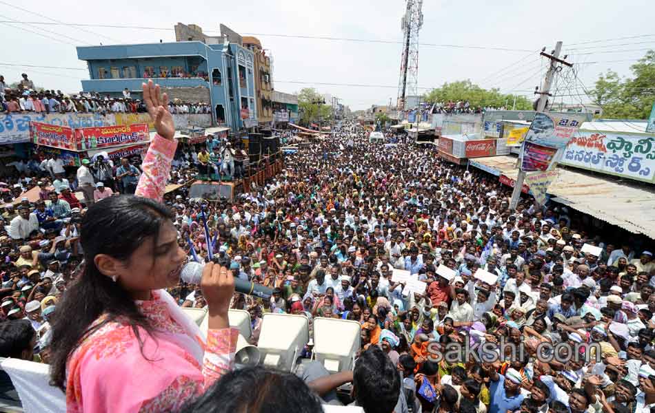 Sharmila s Janapatham at Kurnool District - Sakshi10