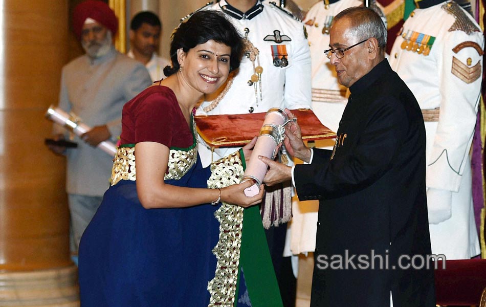 President Pranab Mukherjee presents Padma Awards 2014 - Sakshi2