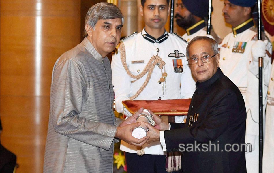 President Pranab Mukherjee presents Padma Awards 2014 - Sakshi9