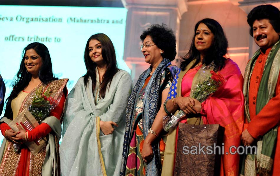 Aishwarya Rai at Satya Sai Baba death cermony1