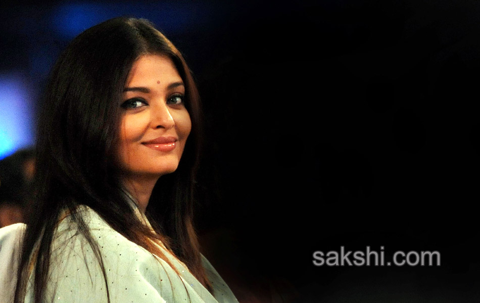 Aishwarya Rai at Satya Sai Baba death cermony11