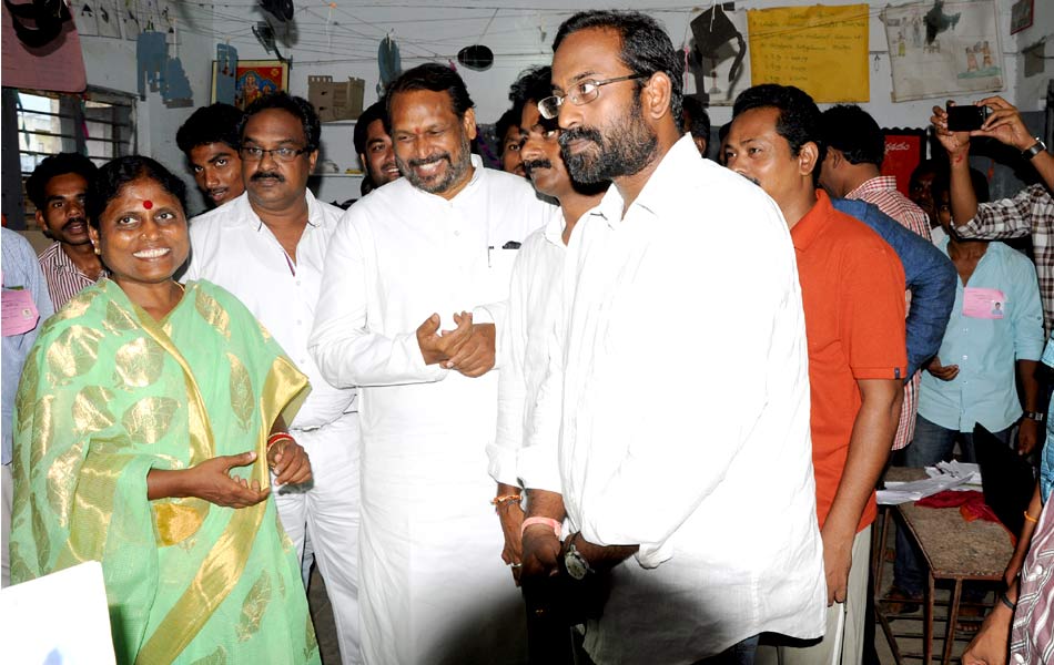 political leaders cast their Votes Elections 2014 in seemandhra - Sakshi5