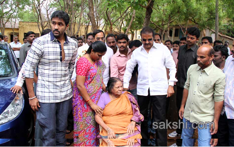 political leaders cast their Votes Elections 2014 in seemandhra - Sakshi7