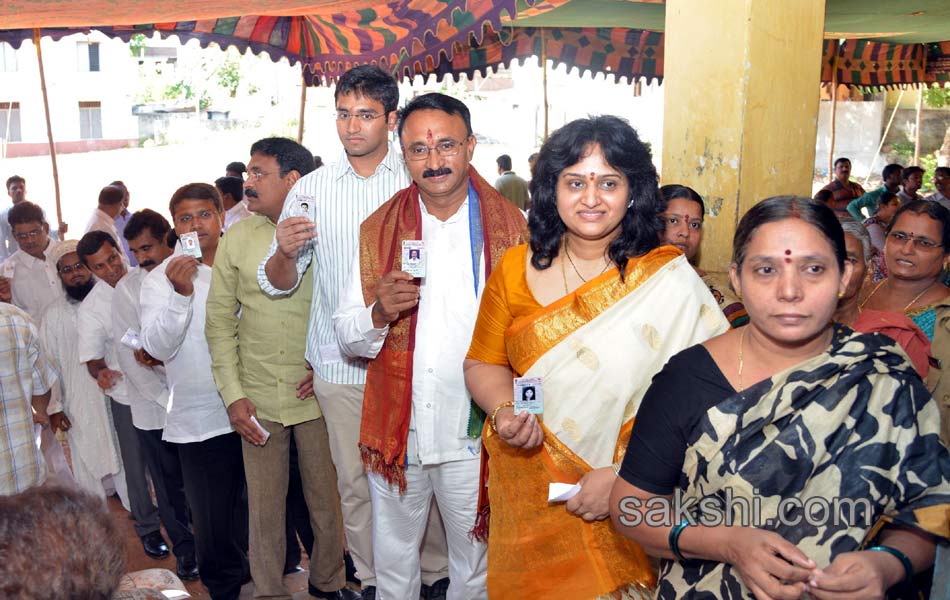 political leaders cast their Votes Elections 2014 in seemandhra - Sakshi8