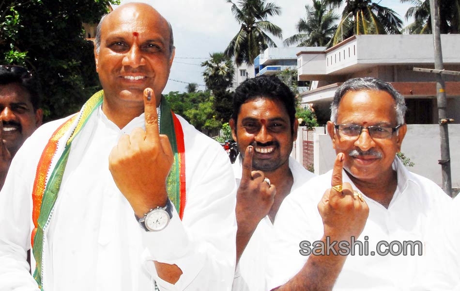 political leaders cast their Votes Elections 2014 in seemandhra - Sakshi15