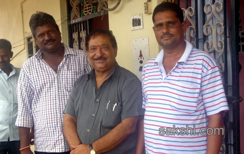 political leaders cast their Votes Elections 2014 in seemandhra - Sakshi19