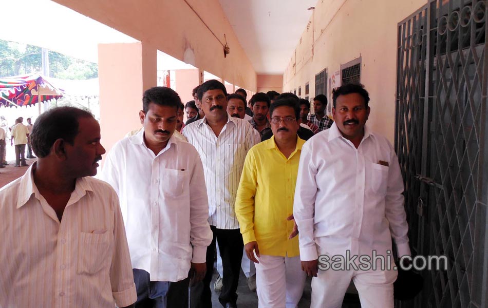 political leaders cast their Votes Elections 2014 in seemandhra - Sakshi24