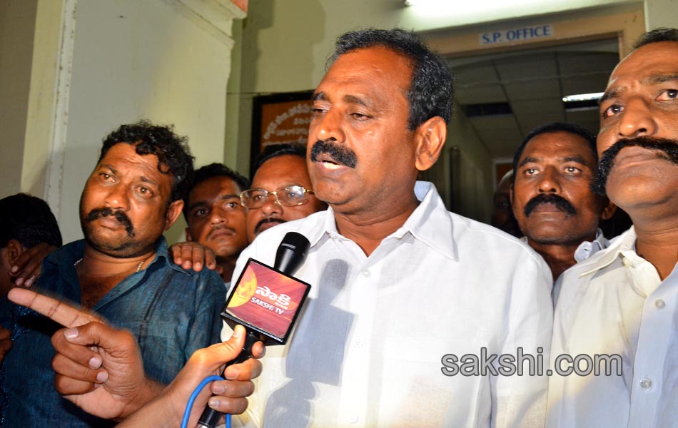 political leaders cast their Votes Elections 2014 in seemandhra - Sakshi25