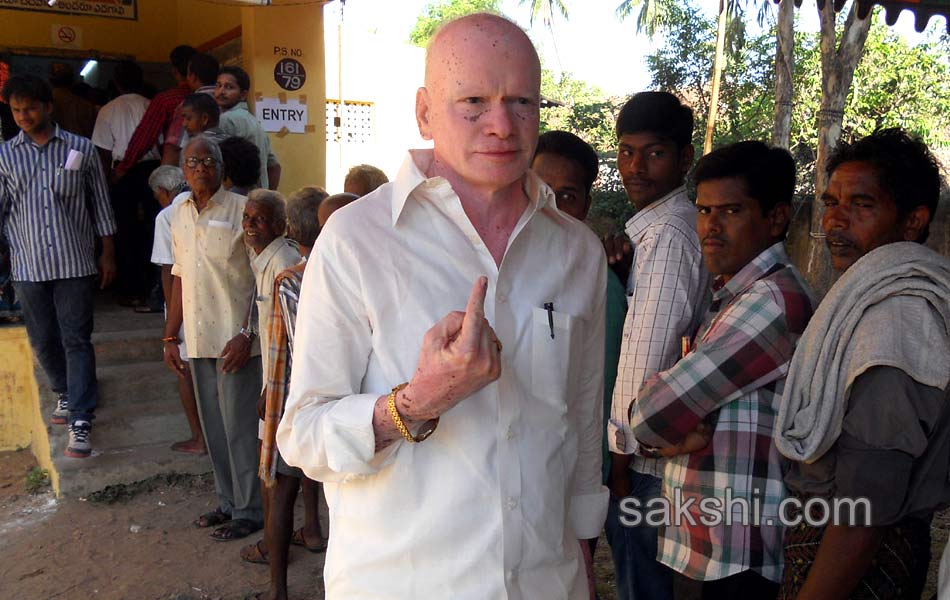 political leaders cast their Votes Elections 2014 in seemandhra - Sakshi30