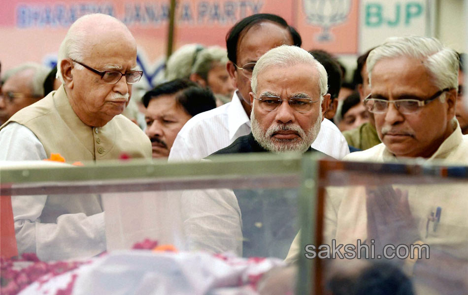 Ministers respects the mortal remains of Gopinath Munde1